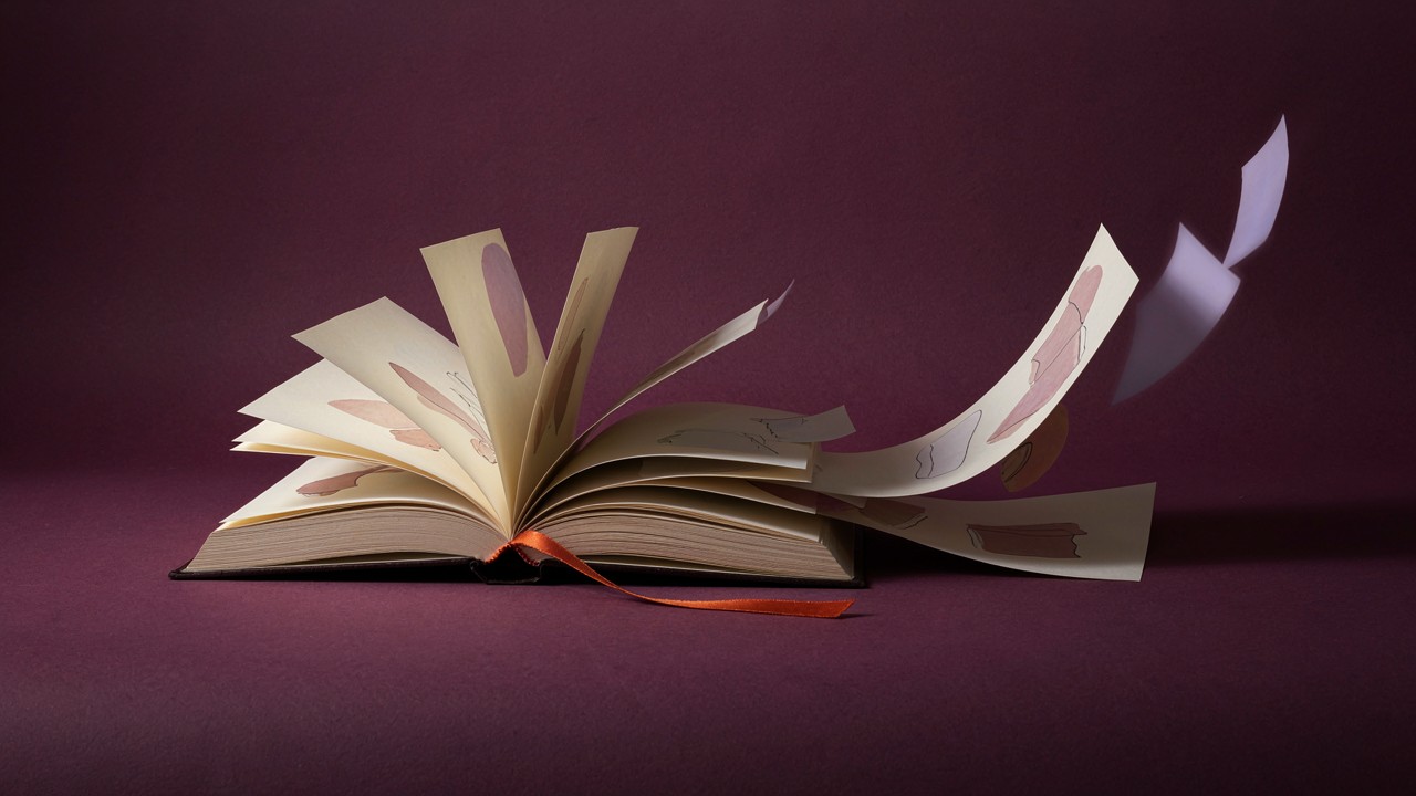Libro abierto con páginas abstractas que se abren hacia un pasaje luminoso, sobre una superficie morada